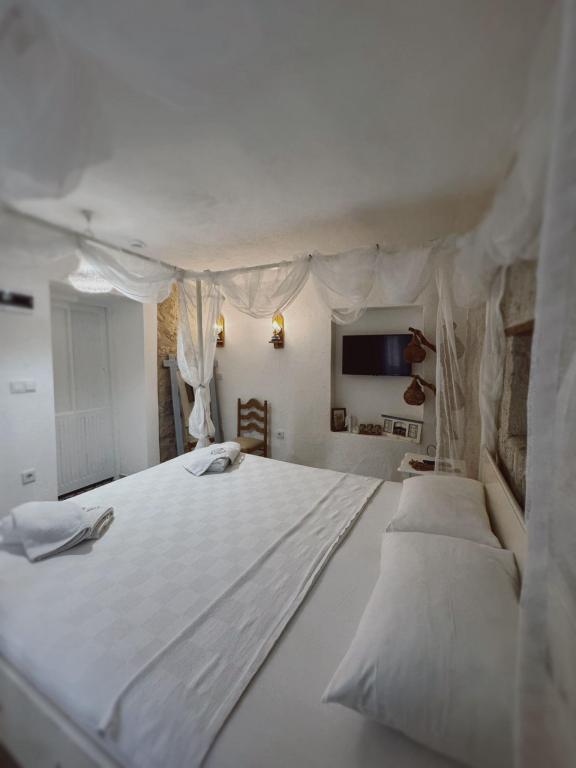 Ground Floor Room, Street View