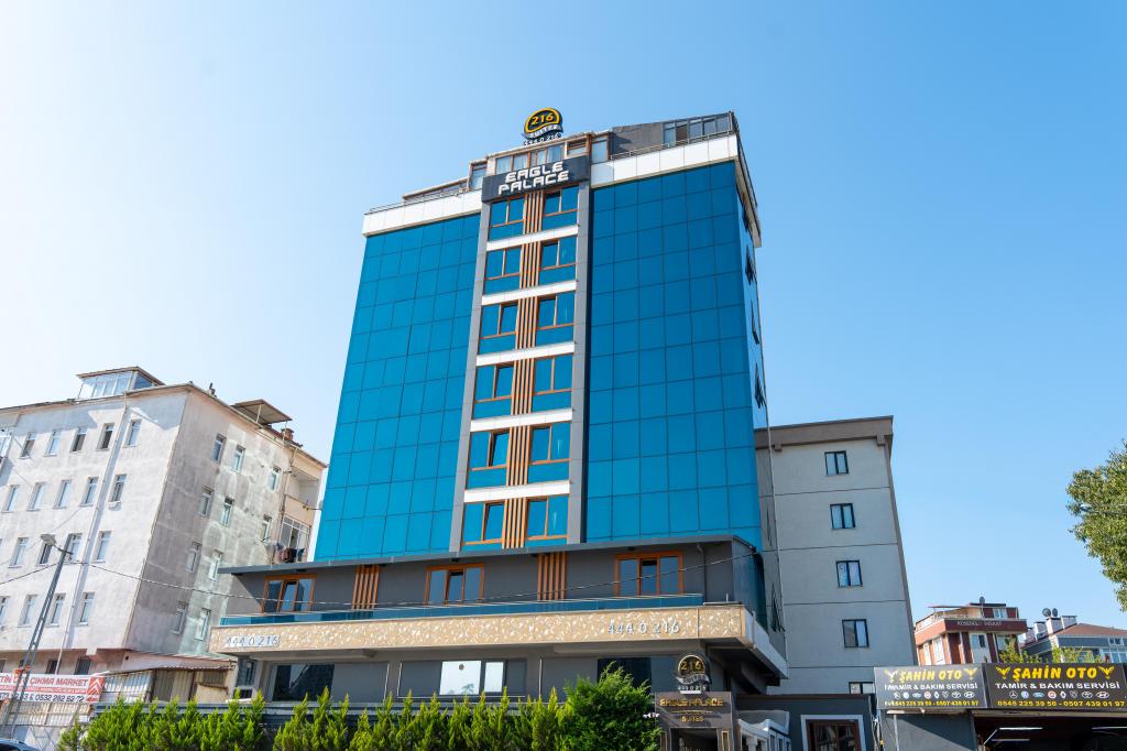 216 Eagle Palace Hotel, modern tasarımı ve konforlu odalarıyla misafirlerine keyifli bir konaklama deneyimi sunar. Özenle tasarlanmış odalarımız, dinlenmeniz ve kendinizi evinizde hissetmeniz için ihtiyaç duyabileceğiniz olanaklarla donatılmıştır. Konfor, şıklık ve kaliteli hizmet anlayışını bir araya getirerek İstanbul konaklamanızı daha keyifli hale getirmeyi amaçlıyoruz.