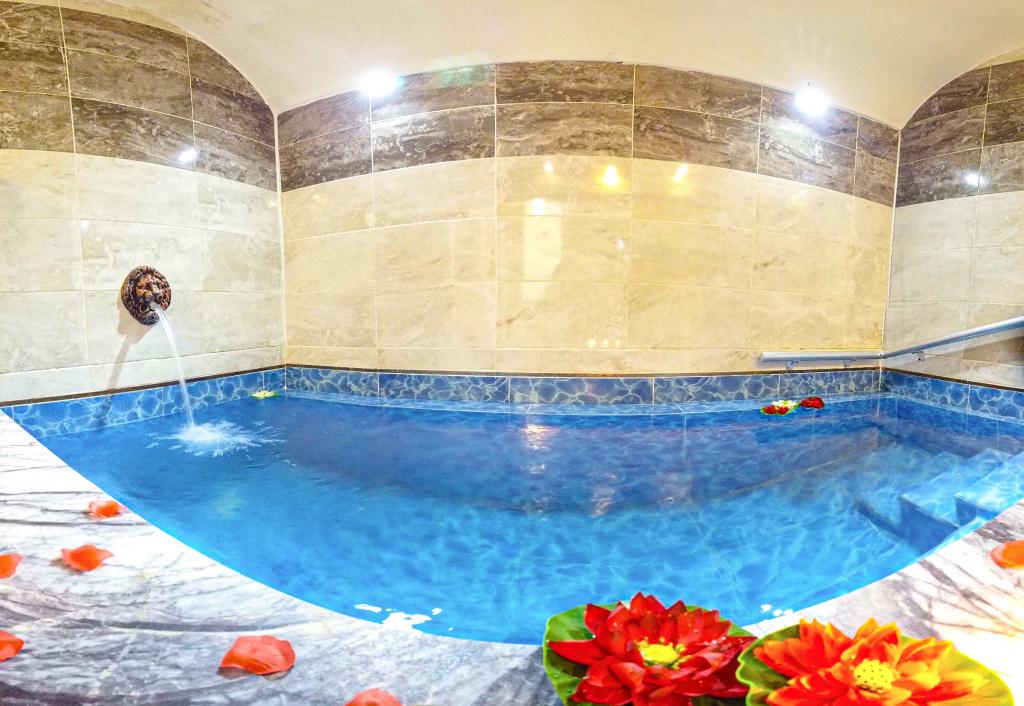 Havuza Açılan Oda, Şehir Veya Dağ Manzaralı