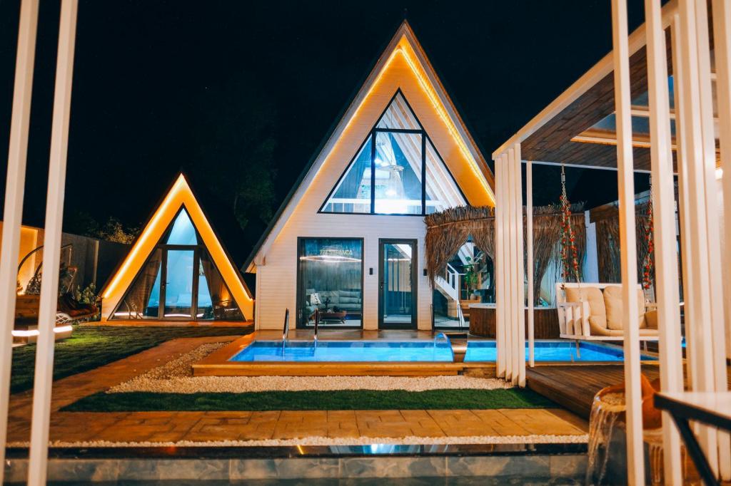 Deluxe Bungalow 3+1,Havuz veya Bahçe Manzaralı,Isıtmalı Özel Havuzlu