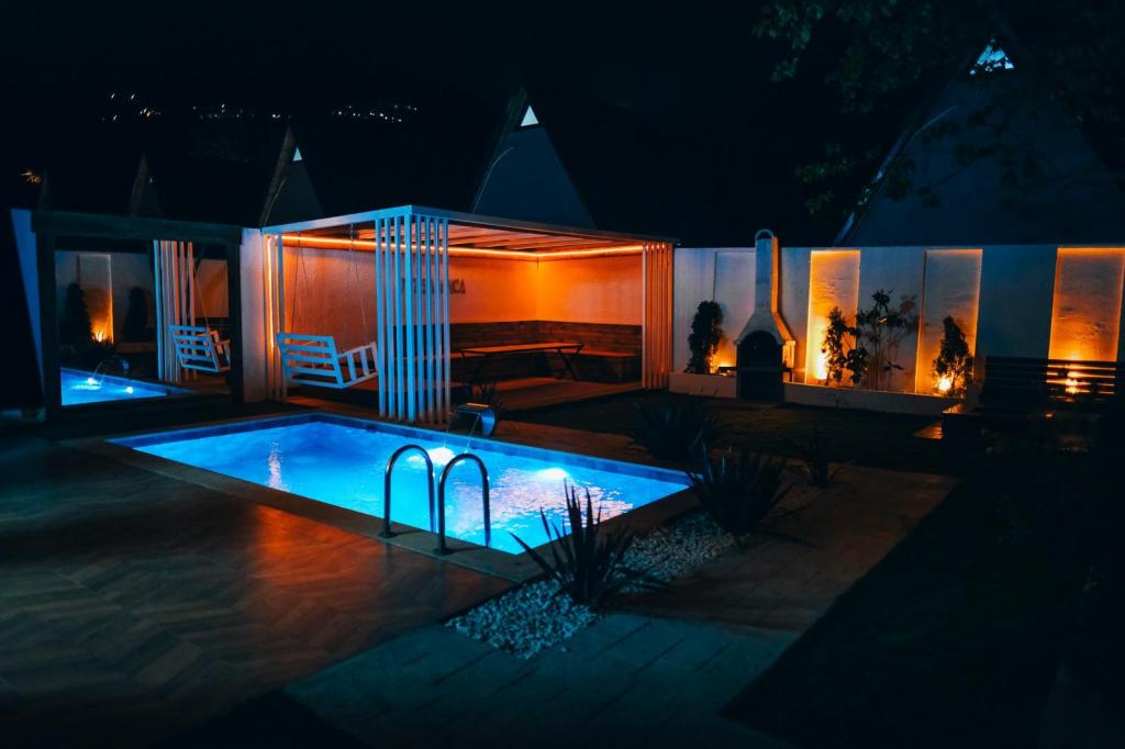 Bungalow 2+1 Oda,Bahçe Manzaralı,Isıtmalı Özel Havuzlu