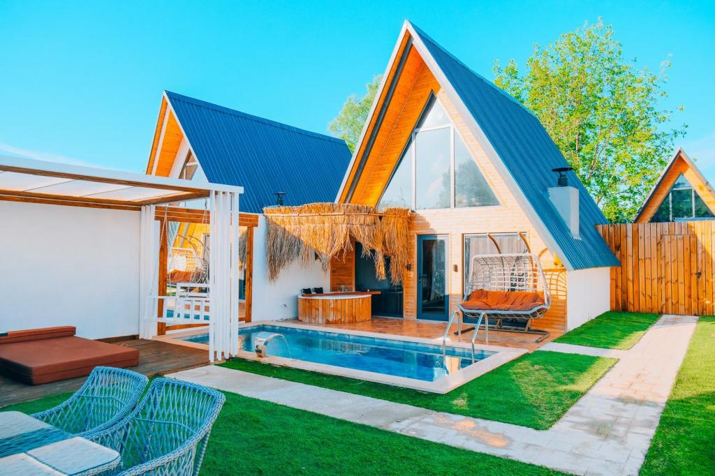 Bungalow 2+1 Oda,Bahçe Manzaralı,Isıtmalı Özel Havuzlu