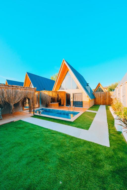 Bungalow 2+1 Oda,Bahçe Manzaralı,Isıtmalı Özel Havuzlu