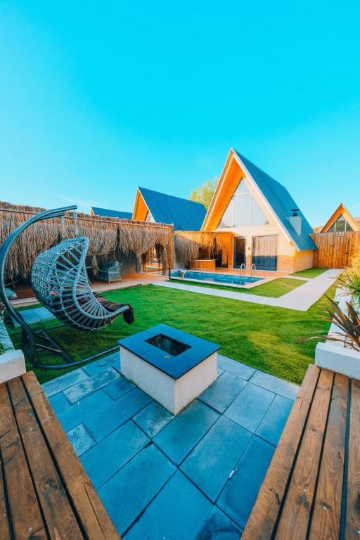 Bungalow 2+1 Oda,Bahçe Manzaralı,Isıtmalı Özel Havuzlu