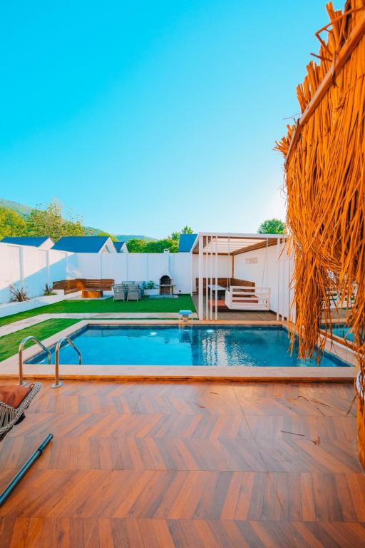 Bungalow 2+1 Oda,Bahçe Manzaralı,Isıtmalı Özel Havuzlu