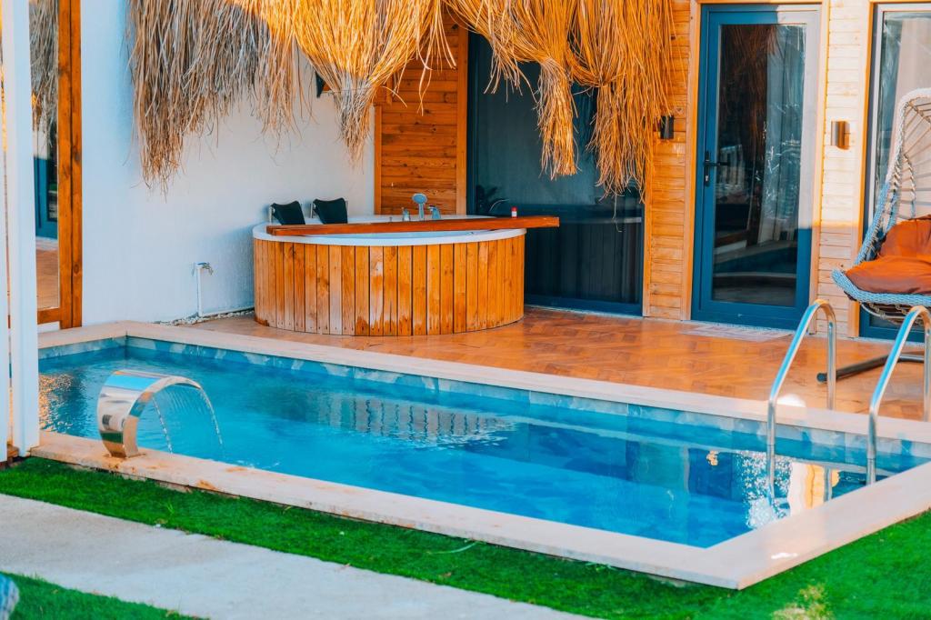 Bungalow 2+1 Oda,Bahçe Manzaralı,Isıtmalı Özel Havuzlu