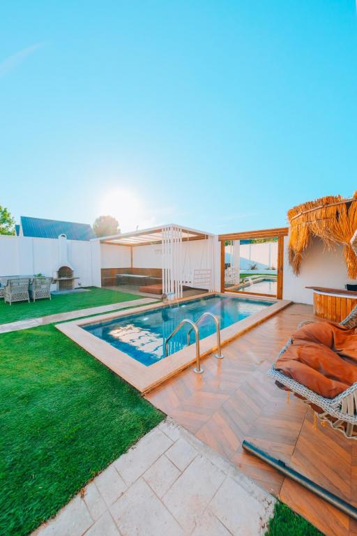 Bungalow 2+1 Oda,Bahçe Manzaralı,Isıtmalı Özel Havuzlu