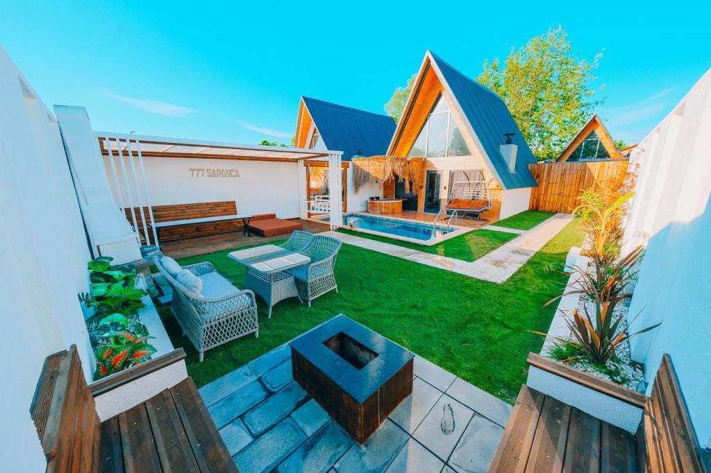 Bungalow 2+1 Oda,Bahçe Manzaralı,Isıtmalı Özel Havuzlu
