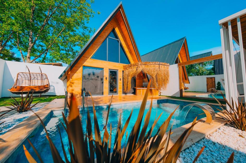 Bungalow 2+1 Oda,Bahçe Manzaralı,Isıtmalı Özel Havuzlu