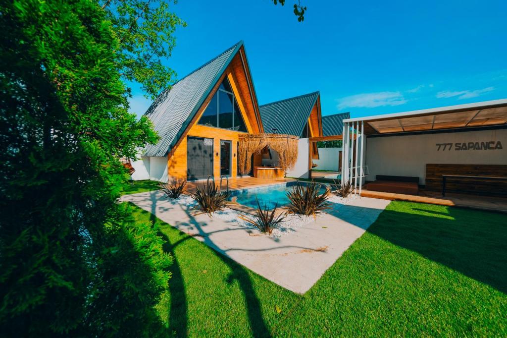 Bungalow 2+1 Oda,Bahçe Manzaralı,Isıtmalı Özel Havuzlu