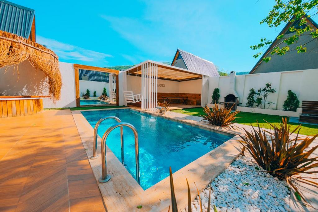 Bungalow 2+1 Oda,Bahçe Manzaralı,Isıtmalı Özel Havuzlu