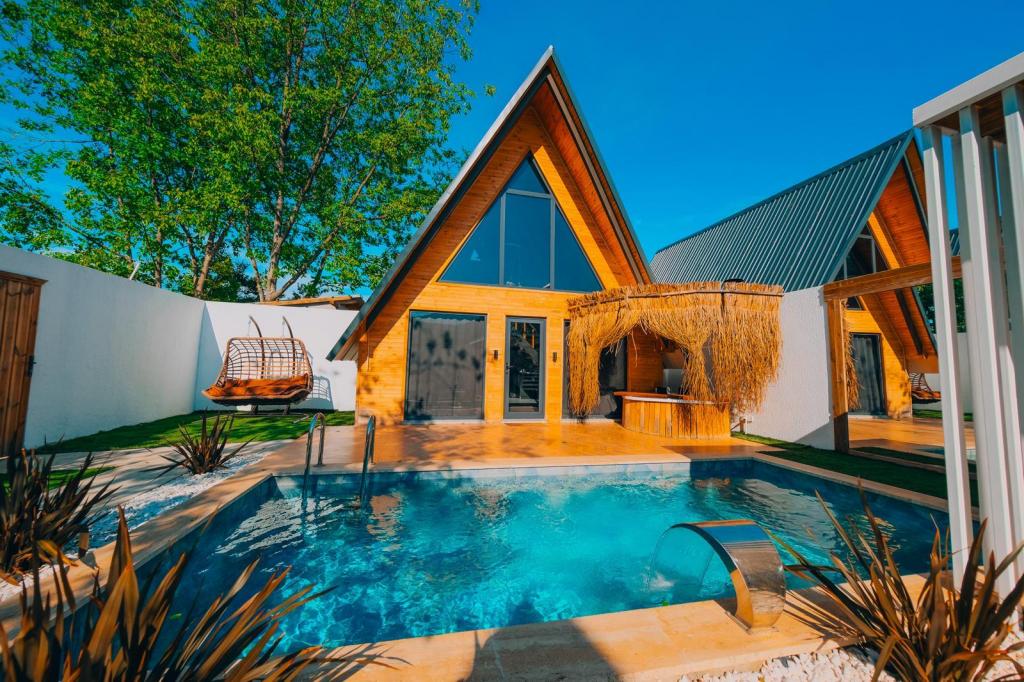 Bungalow 2+1 Oda,Bahçe Manzaralı,Isıtmalı Özel Havuzlu