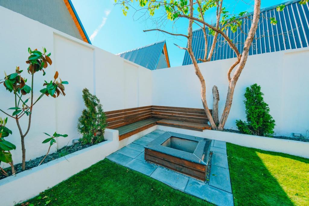 Bungalow 2+1 Oda,Bahçe Manzaralı,Isıtmalı Özel Havuzlu