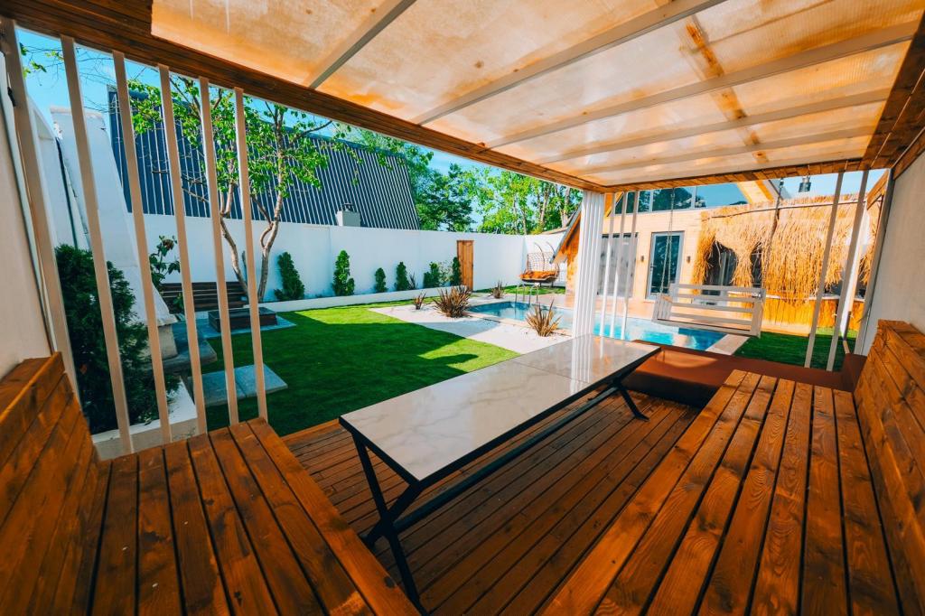 Bungalow 2+1 Oda,Bahçe Manzaralı,Isıtmalı Özel Havuzlu