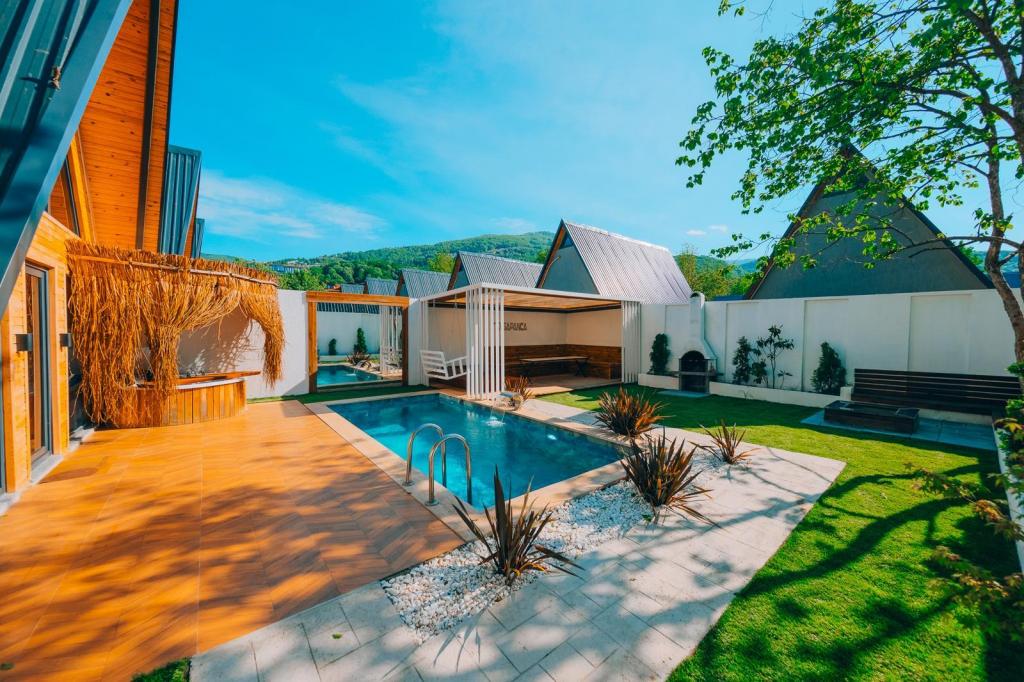 Bungalow 2+1 Oda,Bahçe Manzaralı,Isıtmalı Özel Havuzlu