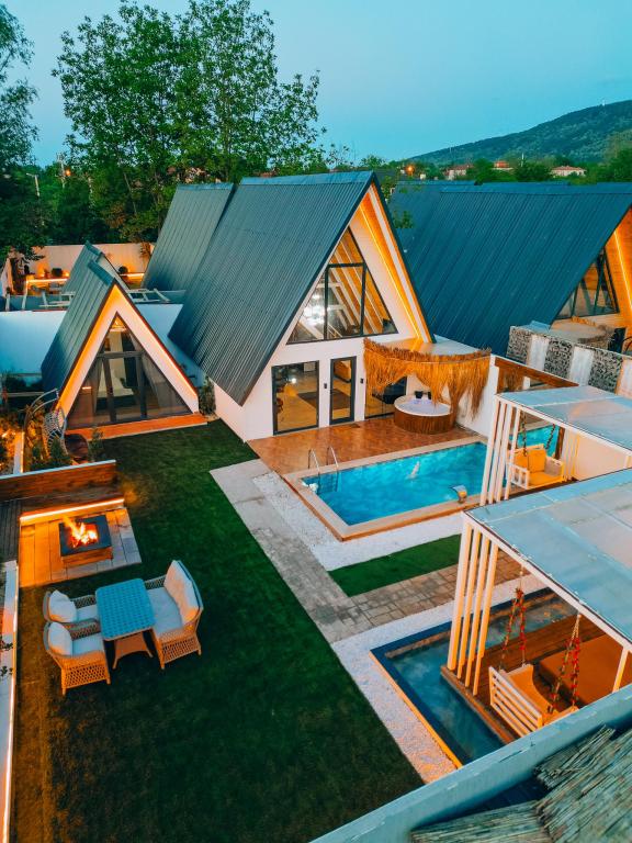 Deluxe Bungalow 3+1,Havuz veya Bahçe Manzaralı,Isıtmalı Özel Havuzlu