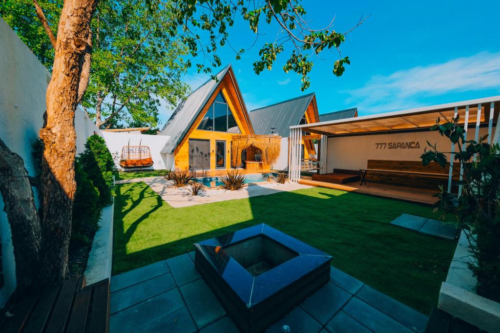 Bungalow 2+1 Oda,Bahçe Manzaralı,Isıtmalı Özel Havuzlu