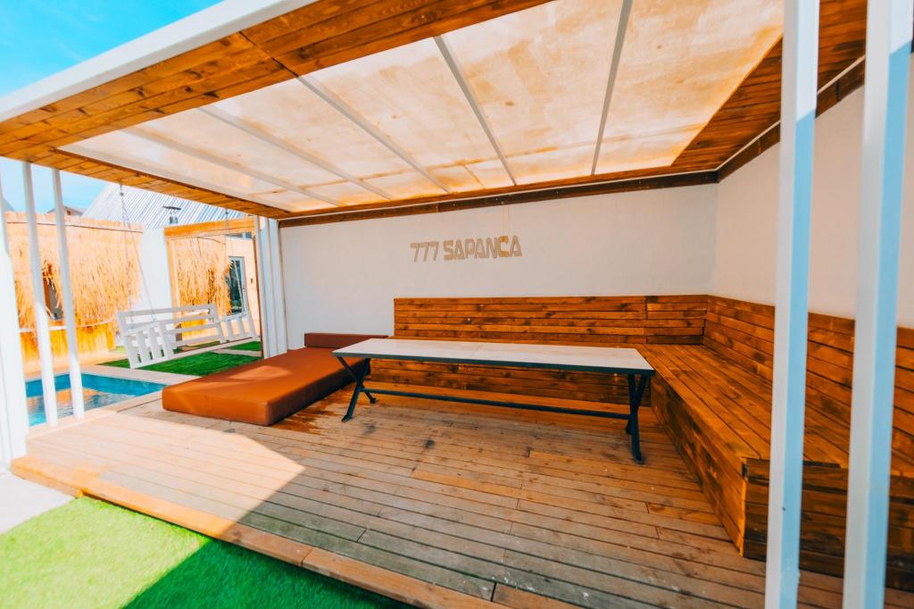 Bungalow 2+1 Oda,Bahçe Manzaralı,Isıtmalı Özel Havuzlu