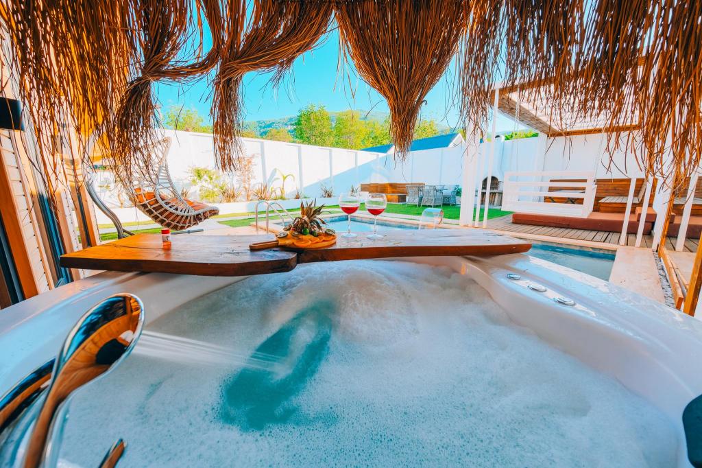 Bungalow 2+1 Oda,Bahçe Manzaralı,Isıtmalı Özel Havuzlu