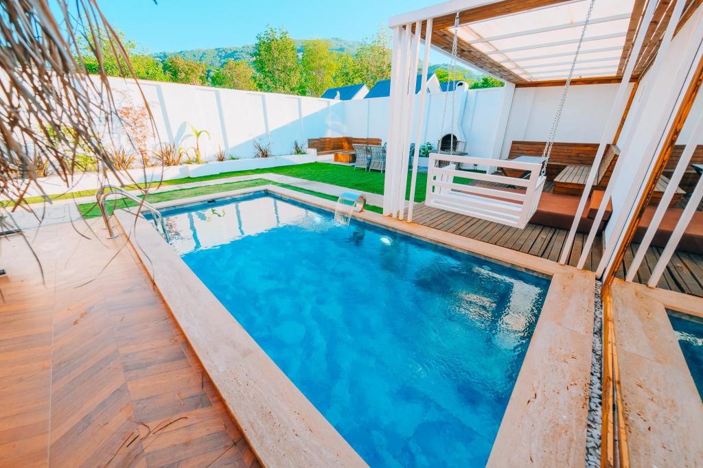 Bungalow 2+1 Oda,Bahçe Manzaralı,Isıtmalı Özel Havuzlu