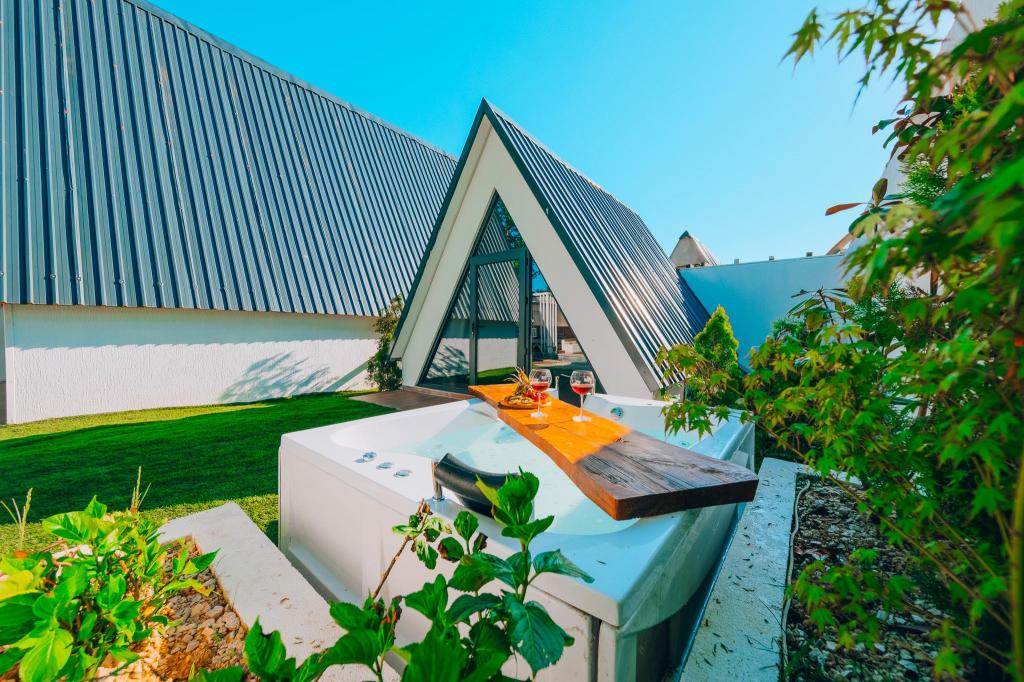 Deluxe Bungalow 3+1,Havuz veya Bahçe Manzaralı,Isıtmalı Özel Havuzlu