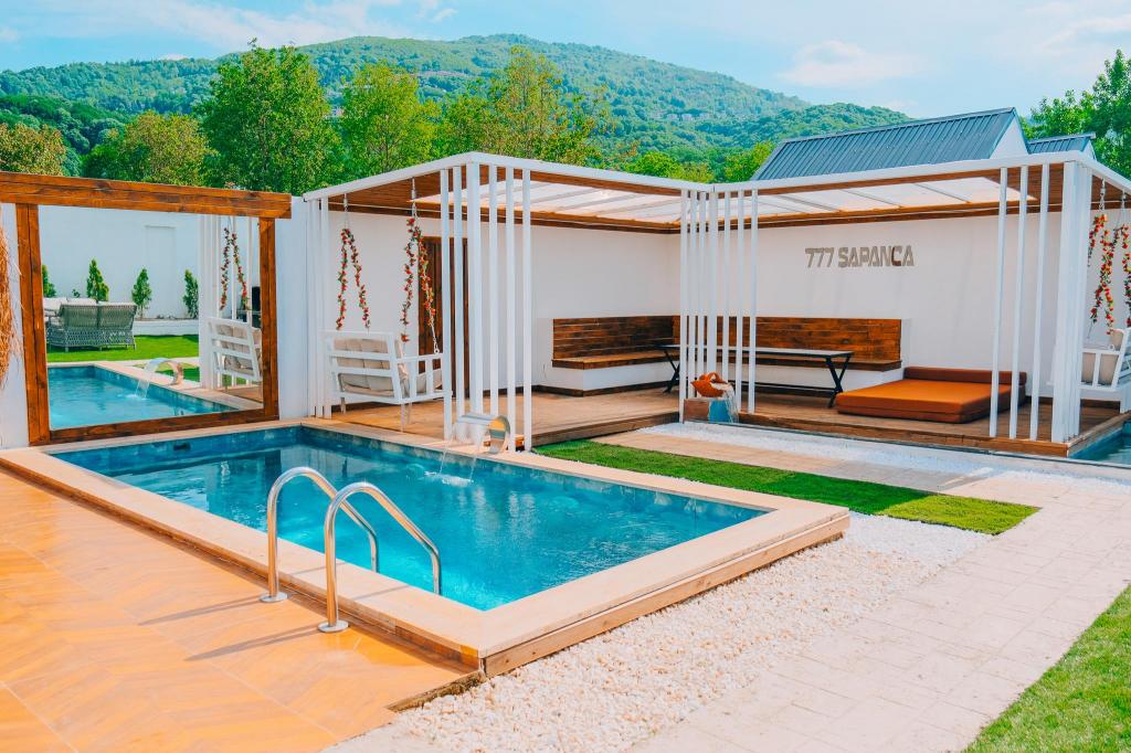Bungalow 2+1 Oda,Bahçe Manzaralı,Isıtmalı Özel Havuzlu