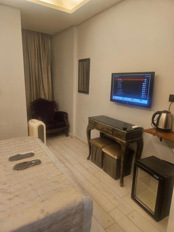 Economy Room, Viewless