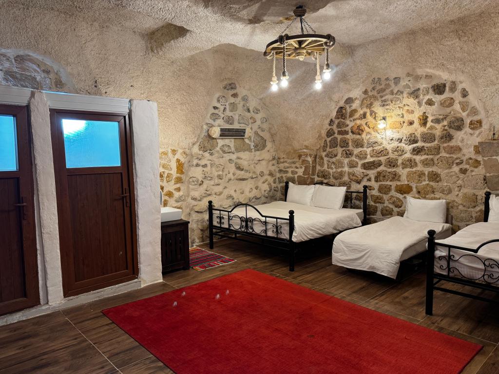 Aile Bahçe Katı Odası, Cadde Manzaralı