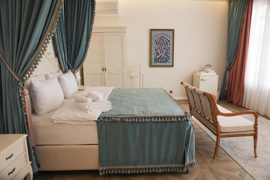 Superior Room, Lake View