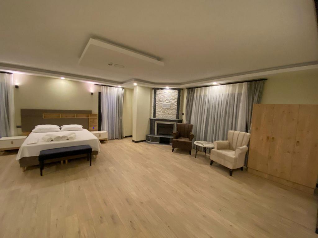 King Suite Room, Pool View (Balcony, Jacuzzi)