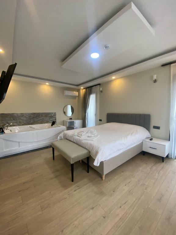 Deluxe Room, Pool View (Jacuzzi)