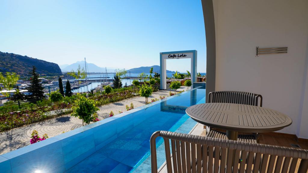 Havuza Açılan Oda, Deniz Manzaralı