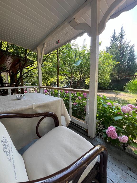 Bungalow, Garden View