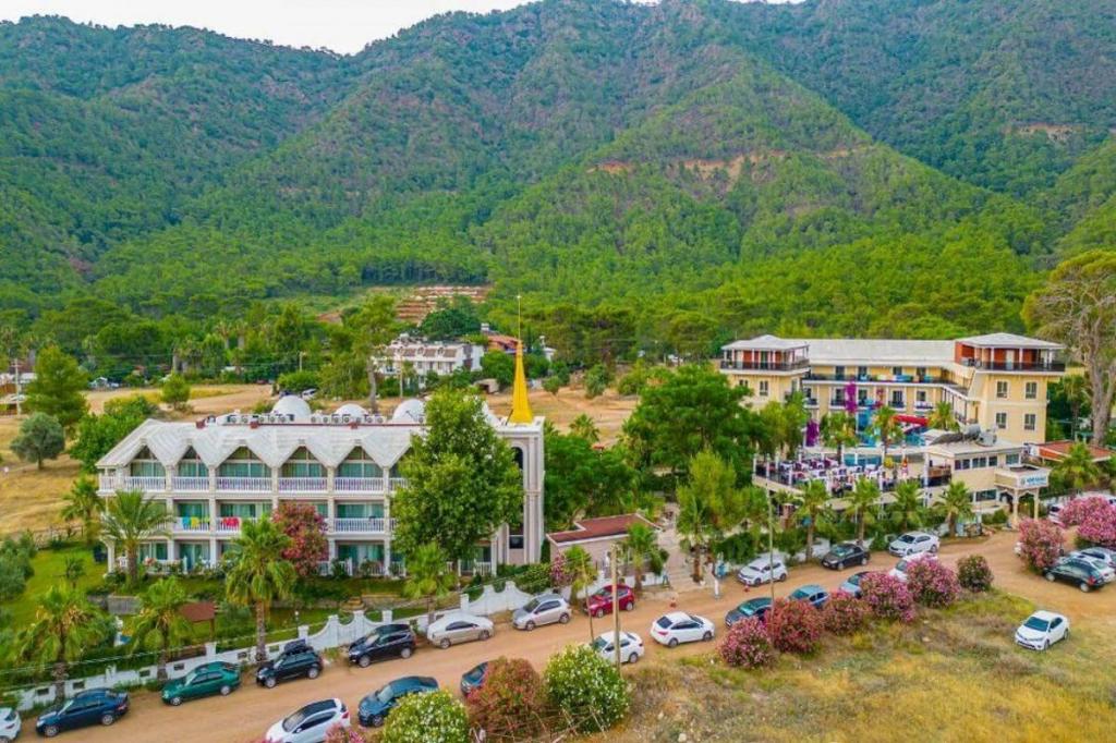 Otel Karşıdan Görünüm