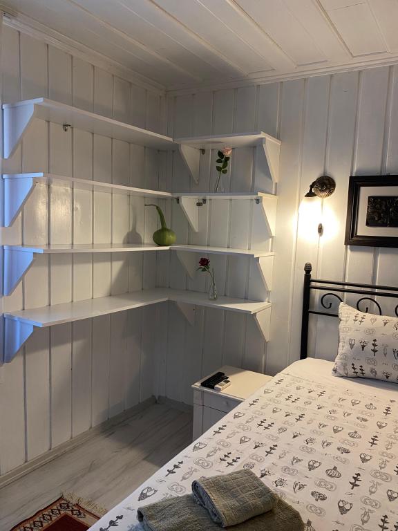 Bahçe Katı Oda, Cadde Manzaralı