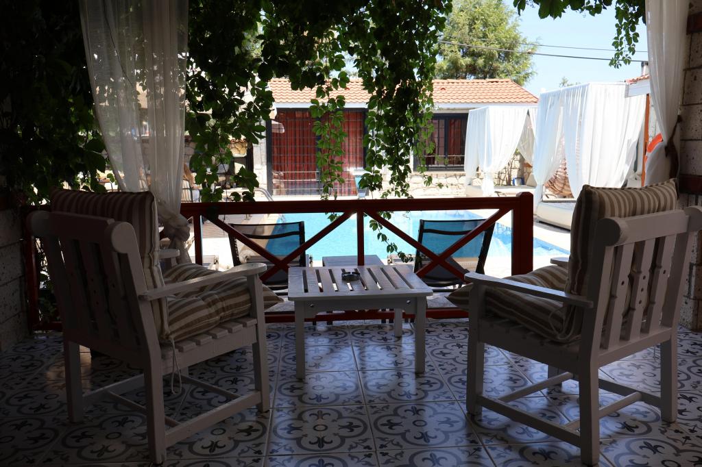 Suite,havuz Ve Bahçe Manzaralı,bahçe Katı