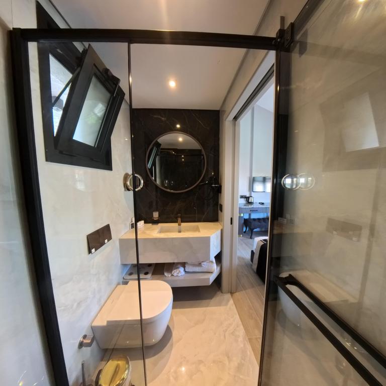 Comfort Room, Street View