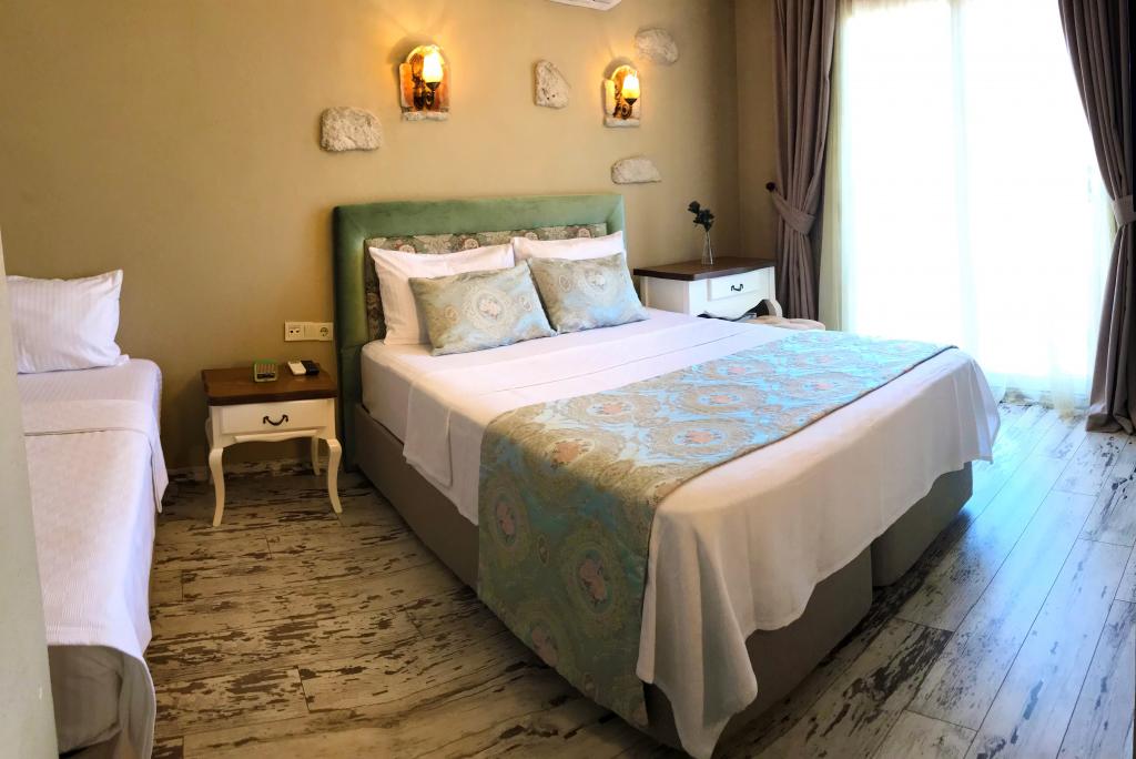 Deluxe Room, Pool View (Balcony)