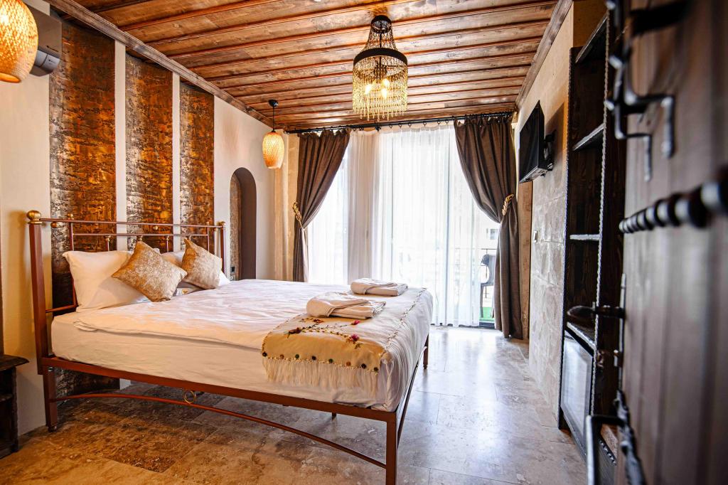 Deluxe Taş Oda, Bahçe Manzaralı (Balkonlu, Teraslı)
