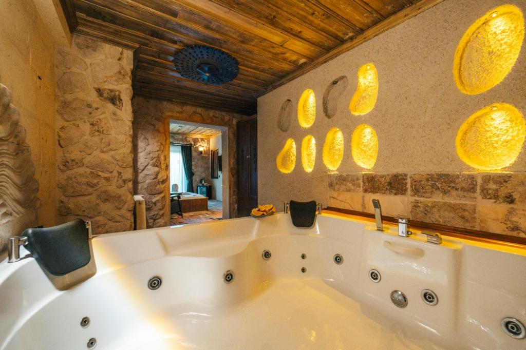 Garden jacuzzi room