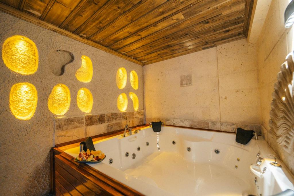Garden jacuzzi room