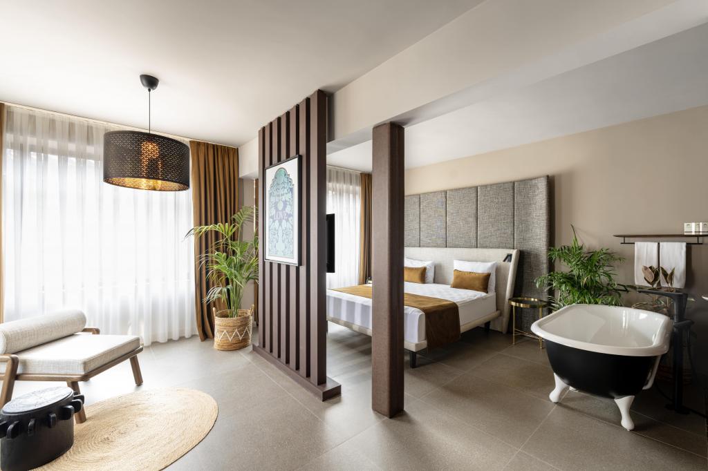 Suite Room, Street View