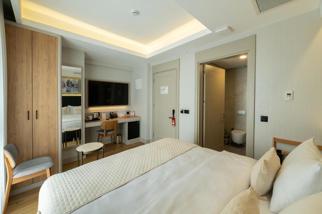 Deluxe French Room, City View