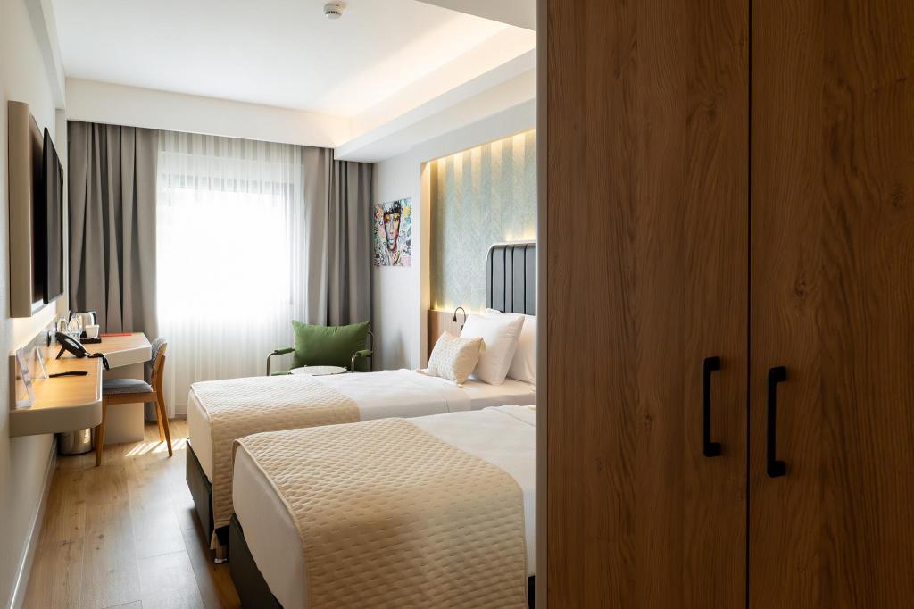 Deluxe Twin Room, City View