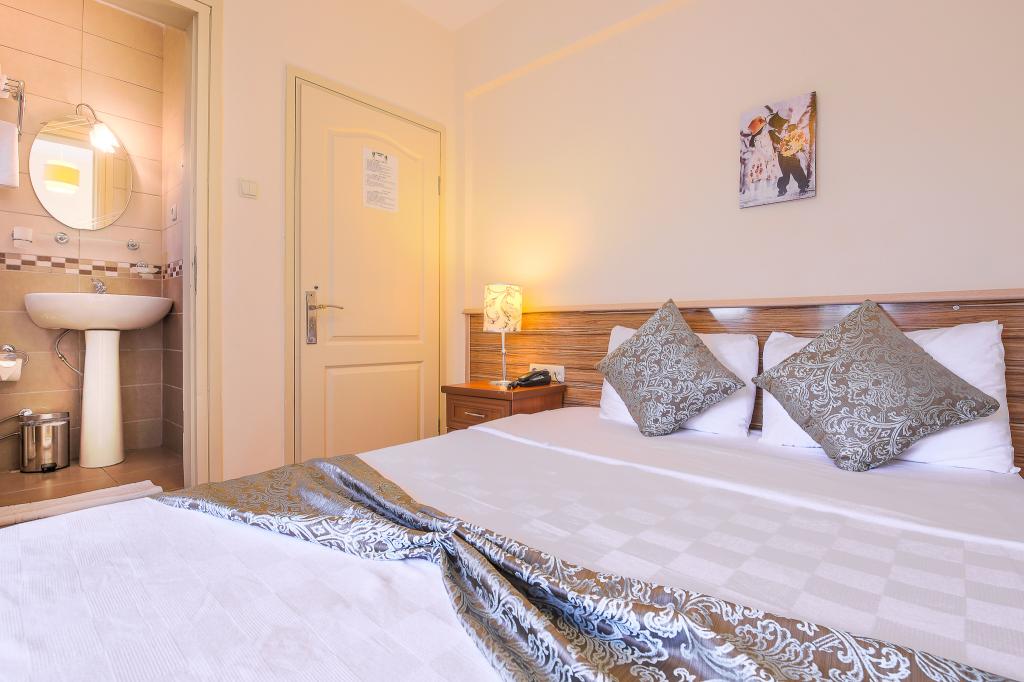 Standard Room, Garden View (3 Person, Balcony)
