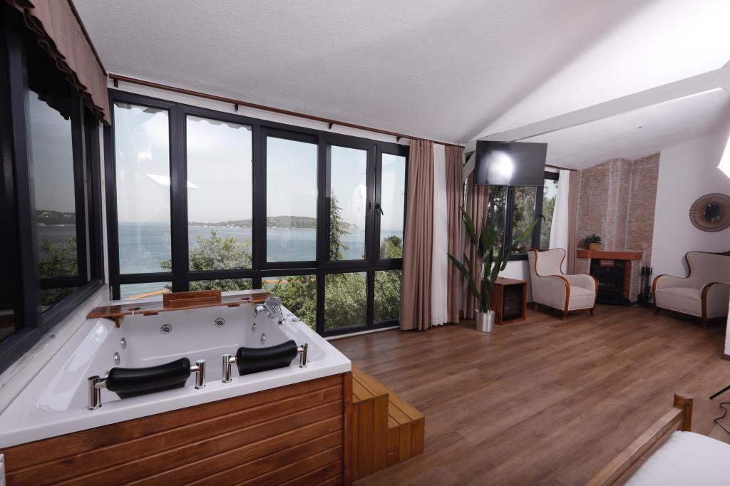 Executive Oda, Deniz Manzaralı, Jakuzili