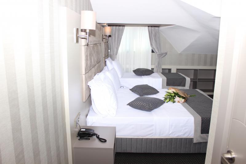 Comfort Twin Room, 23 m² genişliğindeki konforlu ve fonksiyonel yaşam alanıyla iki kişilik konaklamalar için ideal bir seçenek sunmaktadır. Odada bulunan iki ayrı tek kişilik yatak, birlikte seyahat eden arkadaşlar, iş arkadaşları veya ayrı yatak tercih eden misafirler için rahat bir konaklama imkânı sağlar.Modern ve kullanışlı şekilde tasarlanan oda, hem iş hem de turistik amaçlı seyahatlerde ihtiyaç duyulan konforu sunar. Ferah kullanım alanı ve sade tasarımı sayesinde kısa ve uzun süreli konaklamalar için rahat bir ortam oluşturur.23 m²’lik kullanım alanı ve iki ayrı yatak düzeniyle Comfort Twin Room, Anka Premium Hotel’de konforlu ve pratik bir konaklama alternatifi sunmaktadır.