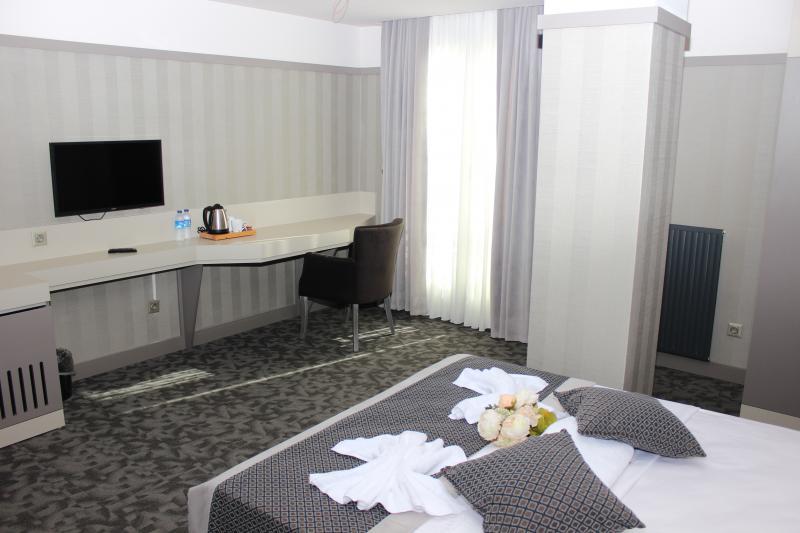 Deluxe Sea View Room with Balcony, 25 m² genişliğindeki konforlu yaşam alanı, özel balkonu ve deniz manzarasıyla keyifli bir konaklama deneyimi sunmaktadır. Odada bulunan çift kişilik yatak, iki kişilik konaklamalar için rahat ve kullanışlı bir ortam sağlar.Özel balkonu sayesinde misafirler deniz manzarasının keyfini odalarının konforunda çıkarabilir. Modern ve fonksiyonel tasarımıyla oda, hem iş hem de turistik amaçlı seyahatler için konforlu bir konaklama seçeneği oluşturur.25 m²’lik kullanım alanı, deniz manzarası ve özel balkonu ile öne çıkan Deluxe Sea View Room with Balcony, Anka Premium Hotel’de daha ayrıcalıklı ve keyifli bir konaklama deneyimi arayan misafirler için ideal bir seçenektir.