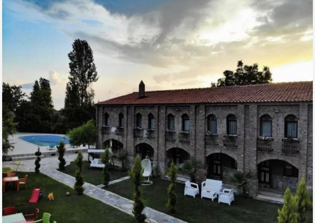 Kazdağları’nın büyüleyici eteklerinde, tarihi bir manastırın eşsiz atmosferinde konumlanan Antik Manastır Ida, konuklarına doğayla tarihin mükemmel uyumunu sunuyor. Doğal güzelliklerin içinde, kuş cıvıltıları eşliğinde huzur bulacağınız otelimiz, konfor ve sakinliği bir araya getiriyor.Otelimiz, binlerce yıllık tarihi dokuyu modern olanaklarla buluşturarak misafirlerine unutulmaz bir konaklama deneyimi vadediyor. Sabahları bin yıllık çınar ağacımızın gölgesinde organik ürünlerle hazırlanan zengin kahvaltının tadını çıkarabilir, gün içinde açık havuzumuzda serinleyebilir, akşam ise şarap evimizde yerel lezzetlerle eşleştirilmiş gurme şaraplarımızı deneyimleyebilirsiniz.