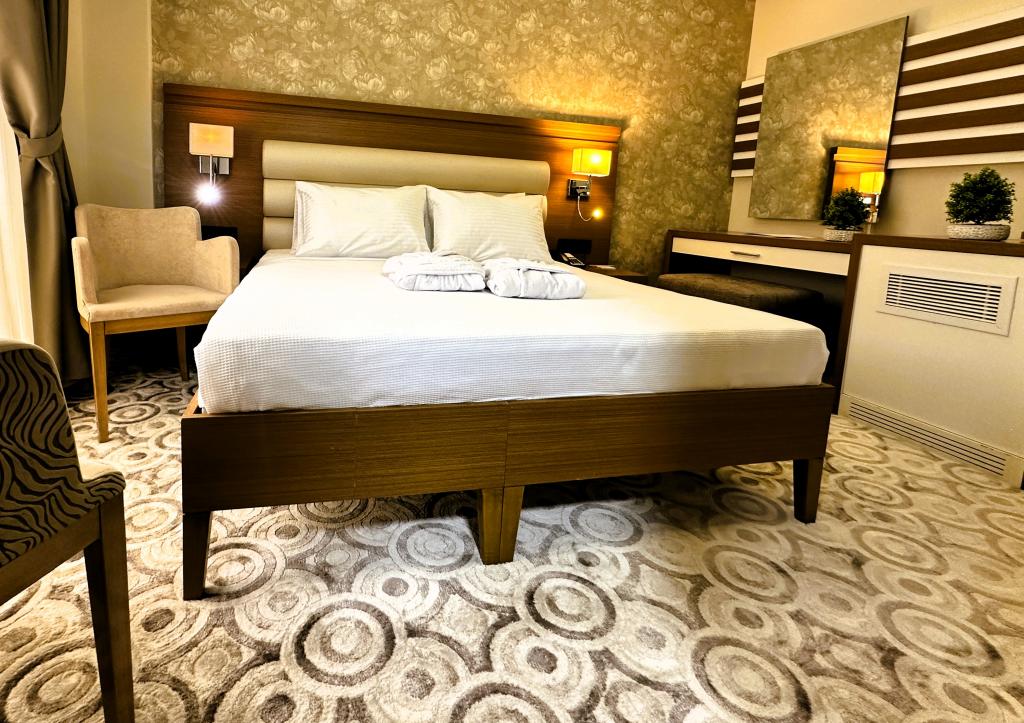 Deluxe Room, Land Or Pool View